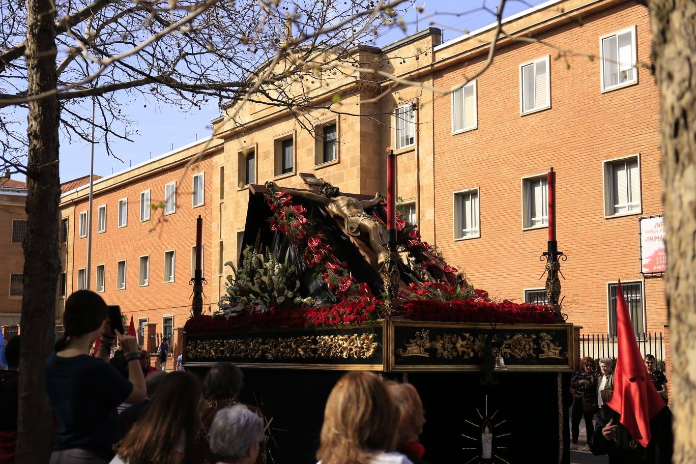 La Hermandad del Silencio recorre Salamanca en un multitudinario Sábado Santo