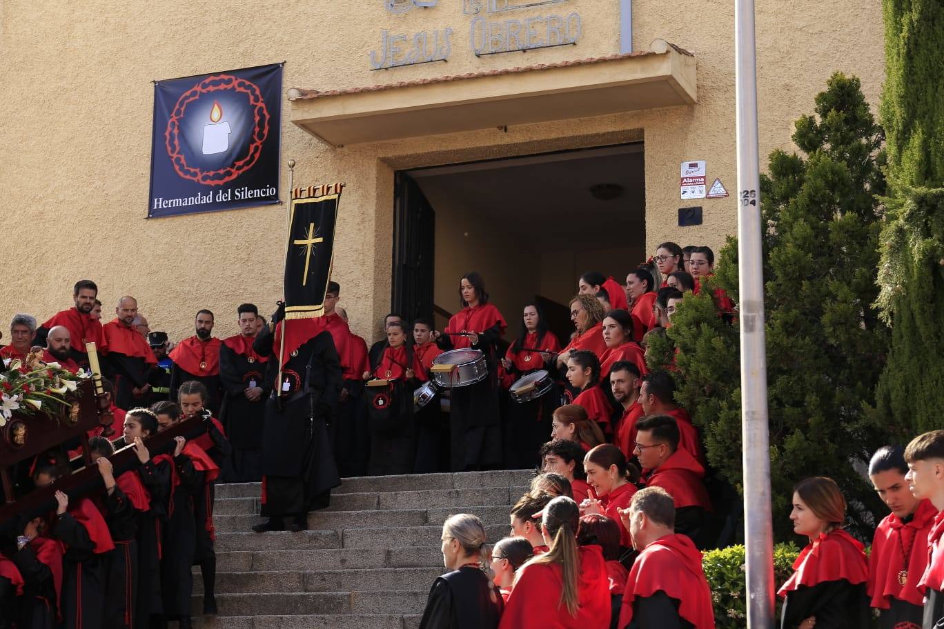 La Hermandad del Silencio recorre Salamanca en un multitudinario Sábado Santo