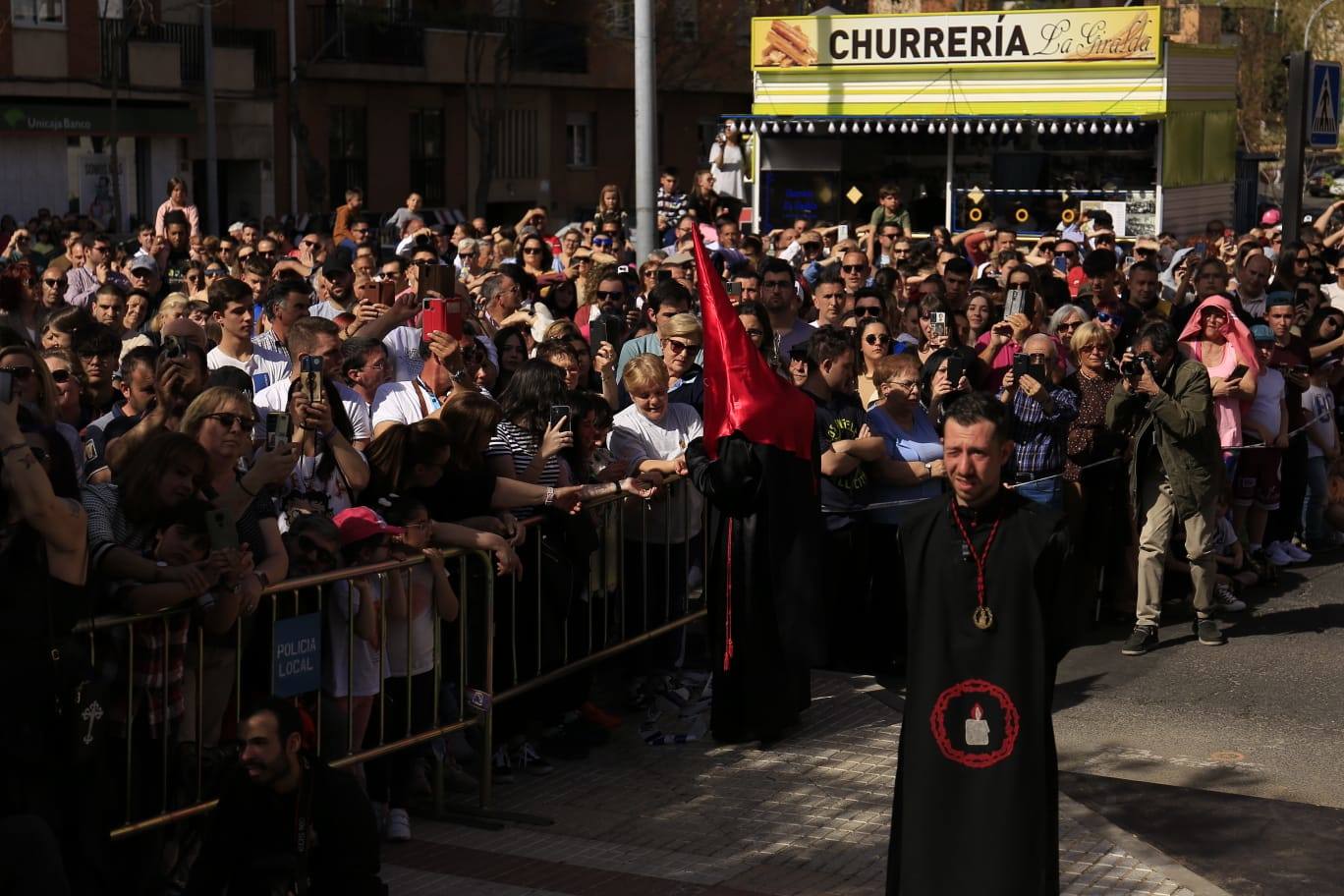 La Hermandad del Silencio recorre Salamanca en un multitudinario Sábado Santo