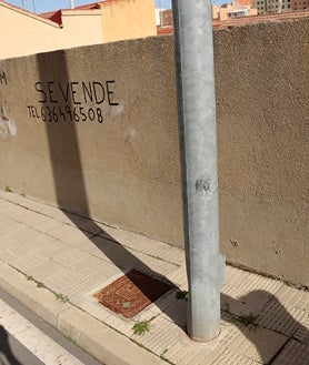 Imagen secundaria 2 - Tuberías viejas, parques fantasma y aceras que suspenden en accesibilidad forman parte de la fisonomía de este barrio que los vecinos sienten abandonado.