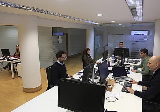 Los redactores de Salamancahoy en la oficina del periódico.