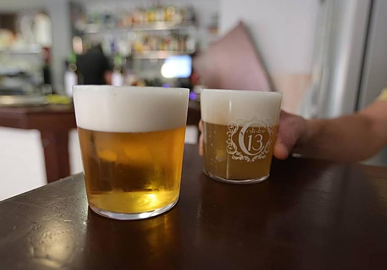 Dos cañas sobre la barra de un bar en Salamanca.