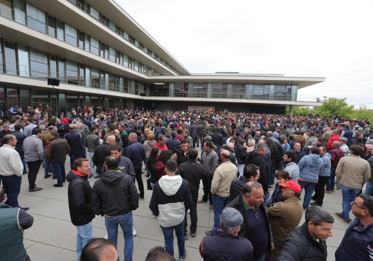 Manifestación de ganaderos frente a la sede de la Junta en Salamanca