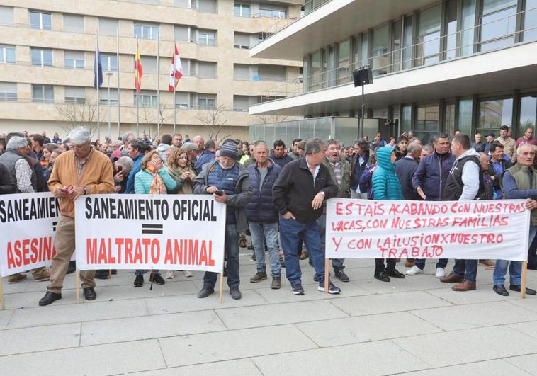 Manifestación de ganaderos frente a la sede de la Junta en Salamanca.