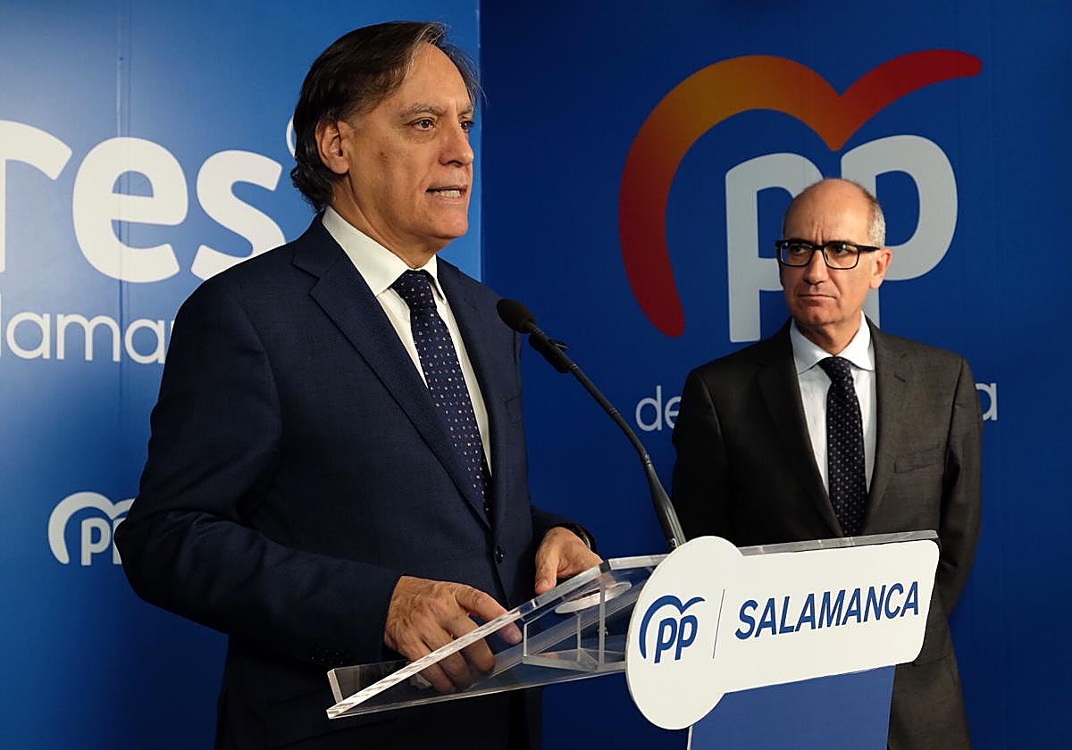 Carlos García Carbayo y Javier Iglesias en la rueda de prensa tras conocerse el archivo de sobreseimiento de la causa abierta por presunta financiación ilegal contra el partido.