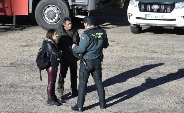 La mujer de José Antonio Martínez atiende las indicaciones de la Guardia Civil.