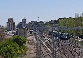 Un tren de mercancías en la estación de Tejares, en Salamanca.