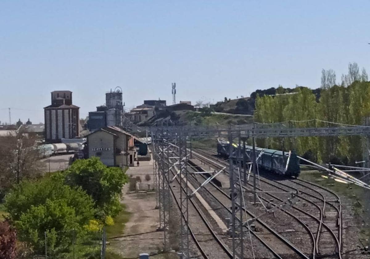 Un tren de mercancías en la estación de Tejares, en Salamanca.
