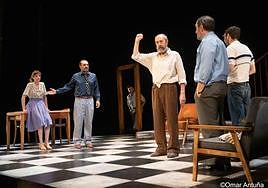 En esta obra, el autor retrata las contradicciones y tensiones entre un padre viudo que vive con dos de sus hijos, ya adultos, y un hermano.