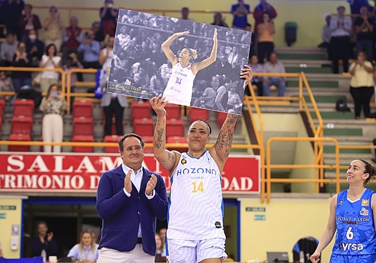 Erika de Souza, homenajeada junto al presidente de Avenida, Jorge Recio, y a la capitana charra, Silvia Domínguez
