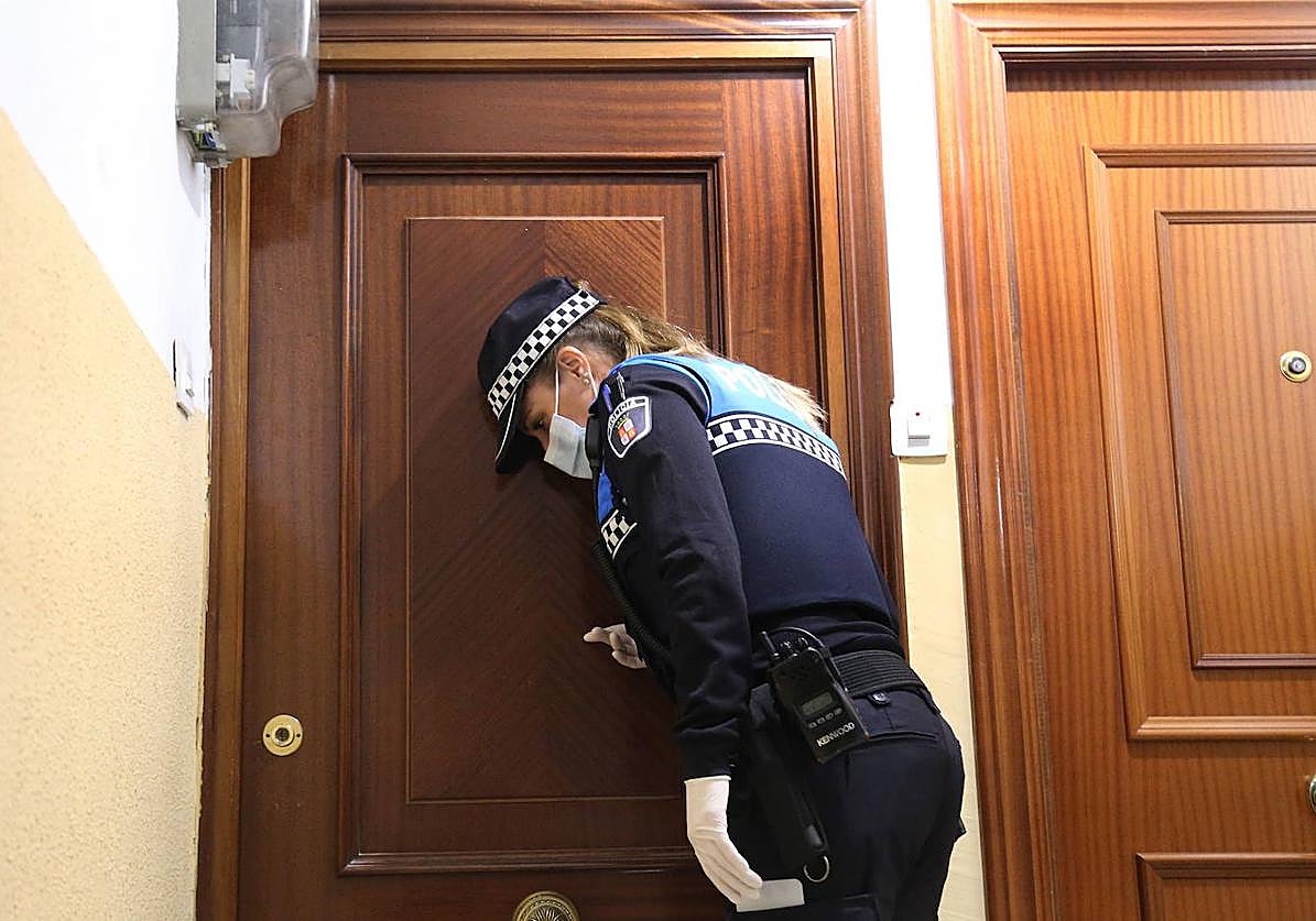 La Policía Local atiende una llamada por exceso de ruidos.