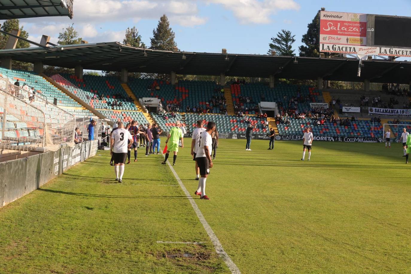 Partido entre veteranos de la UDS y el FC Barcelona por el centenario