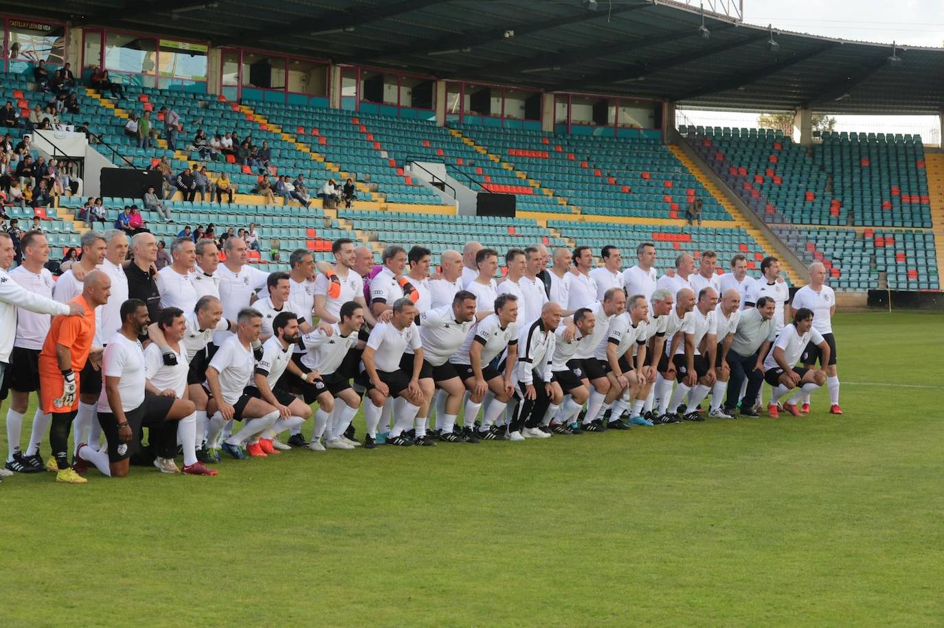 Partido entre veteranos de la UDS y el FC Barcelona por el centenario