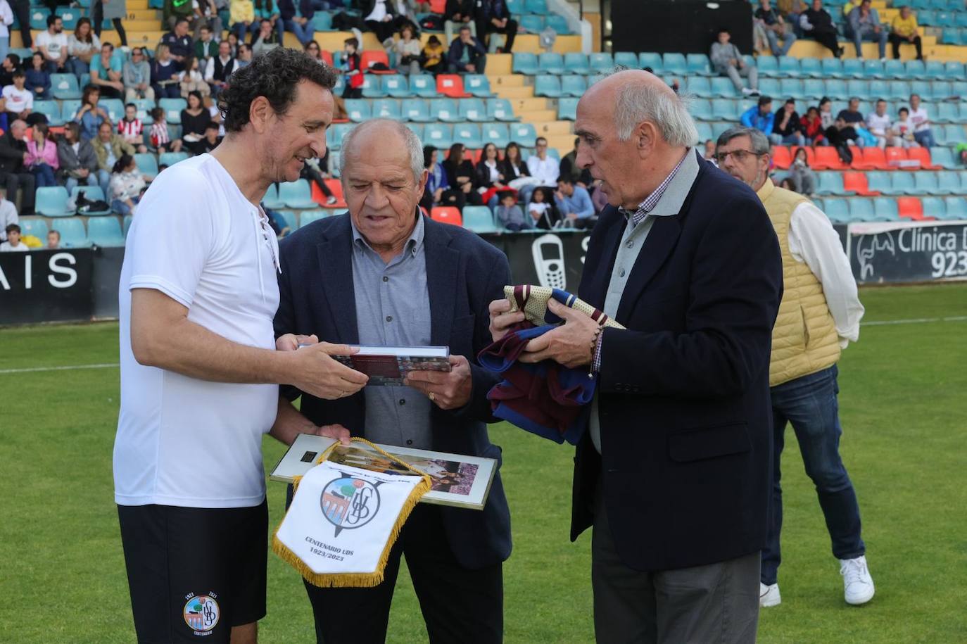 Partido entre veteranos de la UDS y el FC Barcelona por el centenario