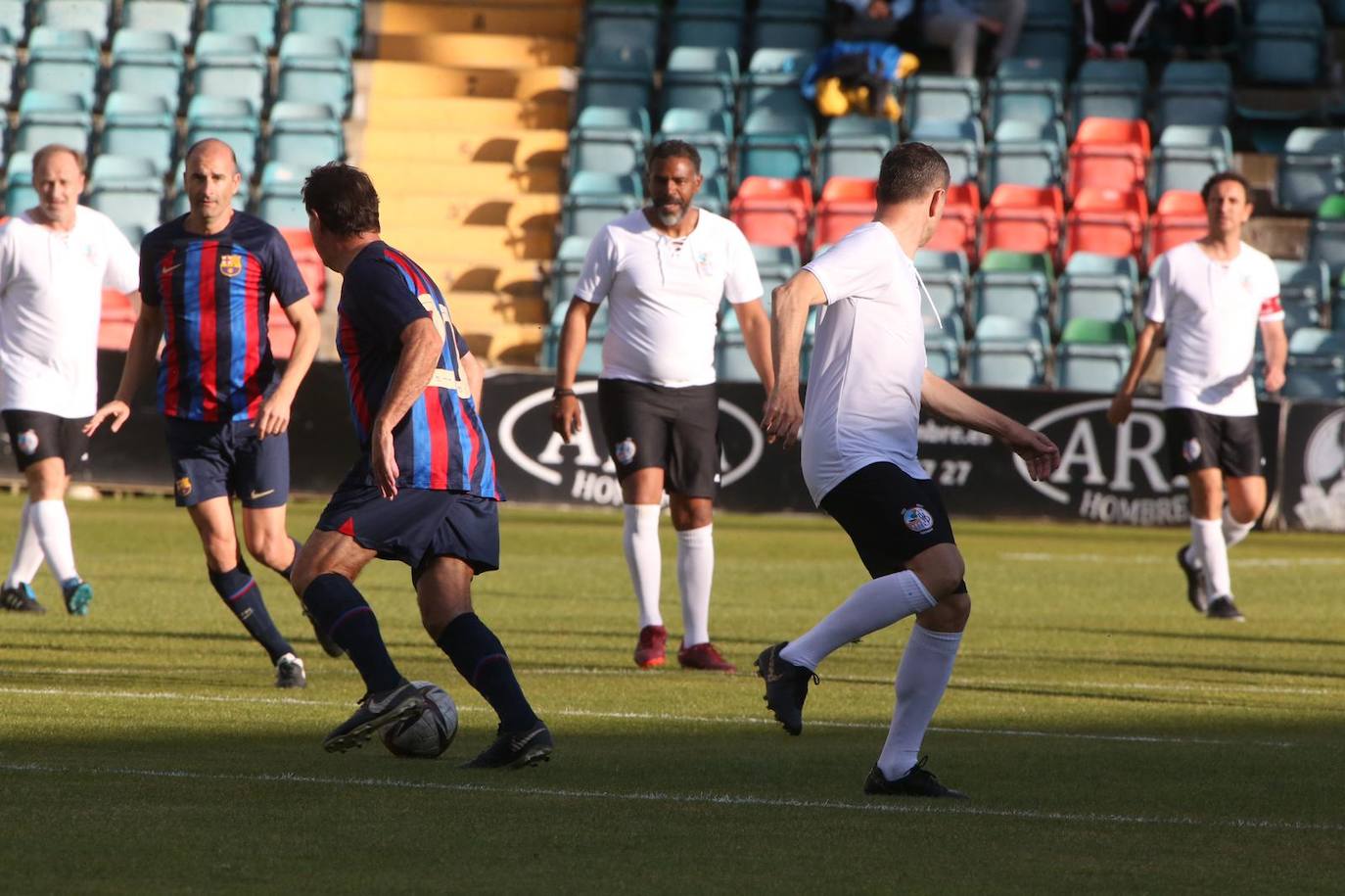 Partido entre veteranos de la UDS y el FC Barcelona por el centenario