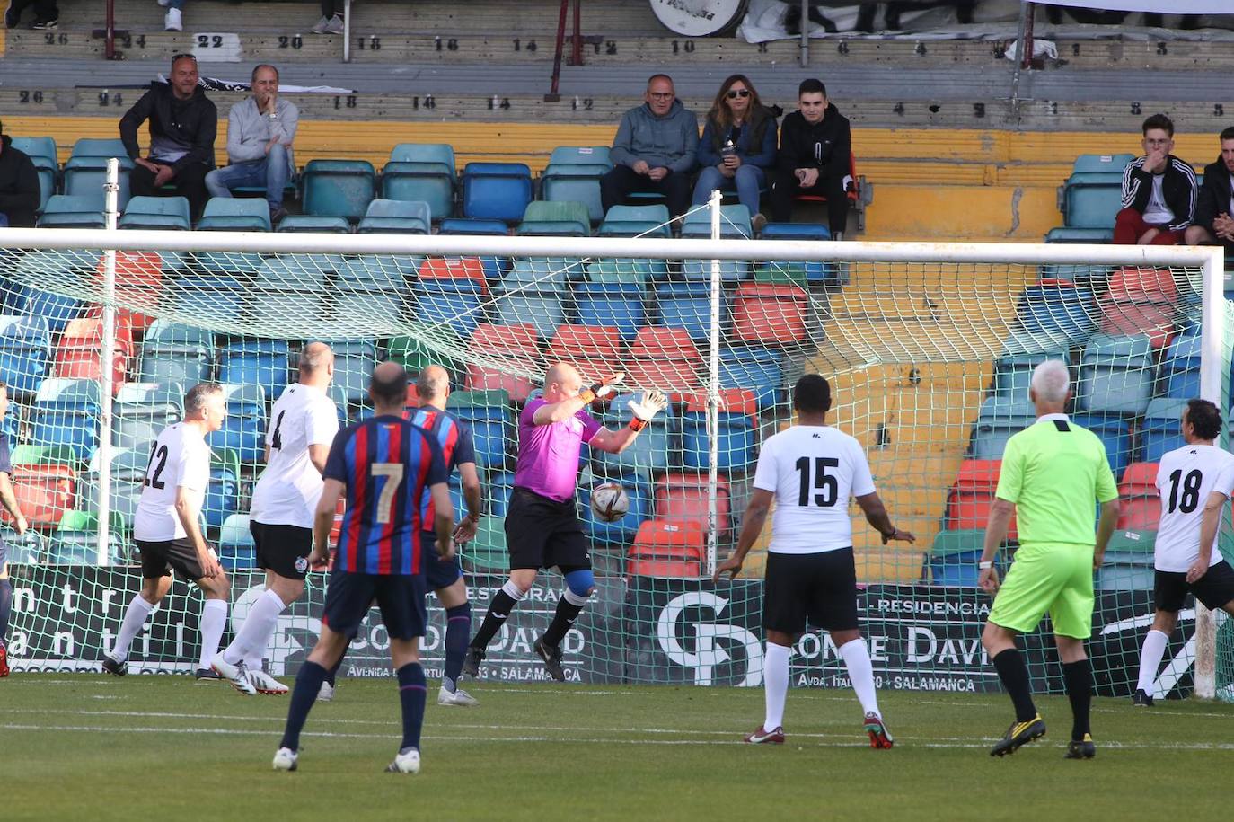 Partido entre veteranos de la UDS y el FC Barcelona por el centenario