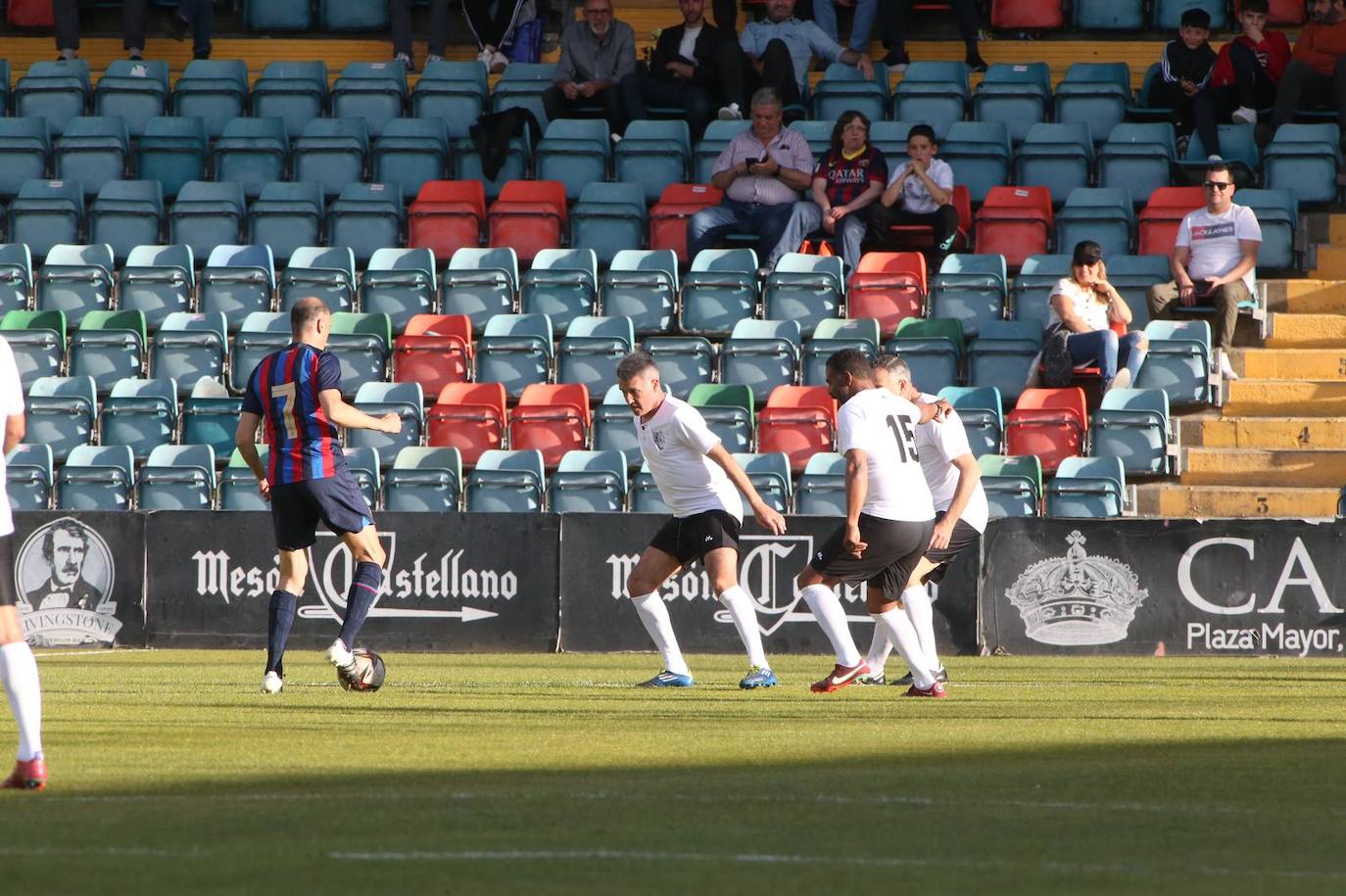 Partido entre veteranos de la UDS y el FC Barcelona por el centenario