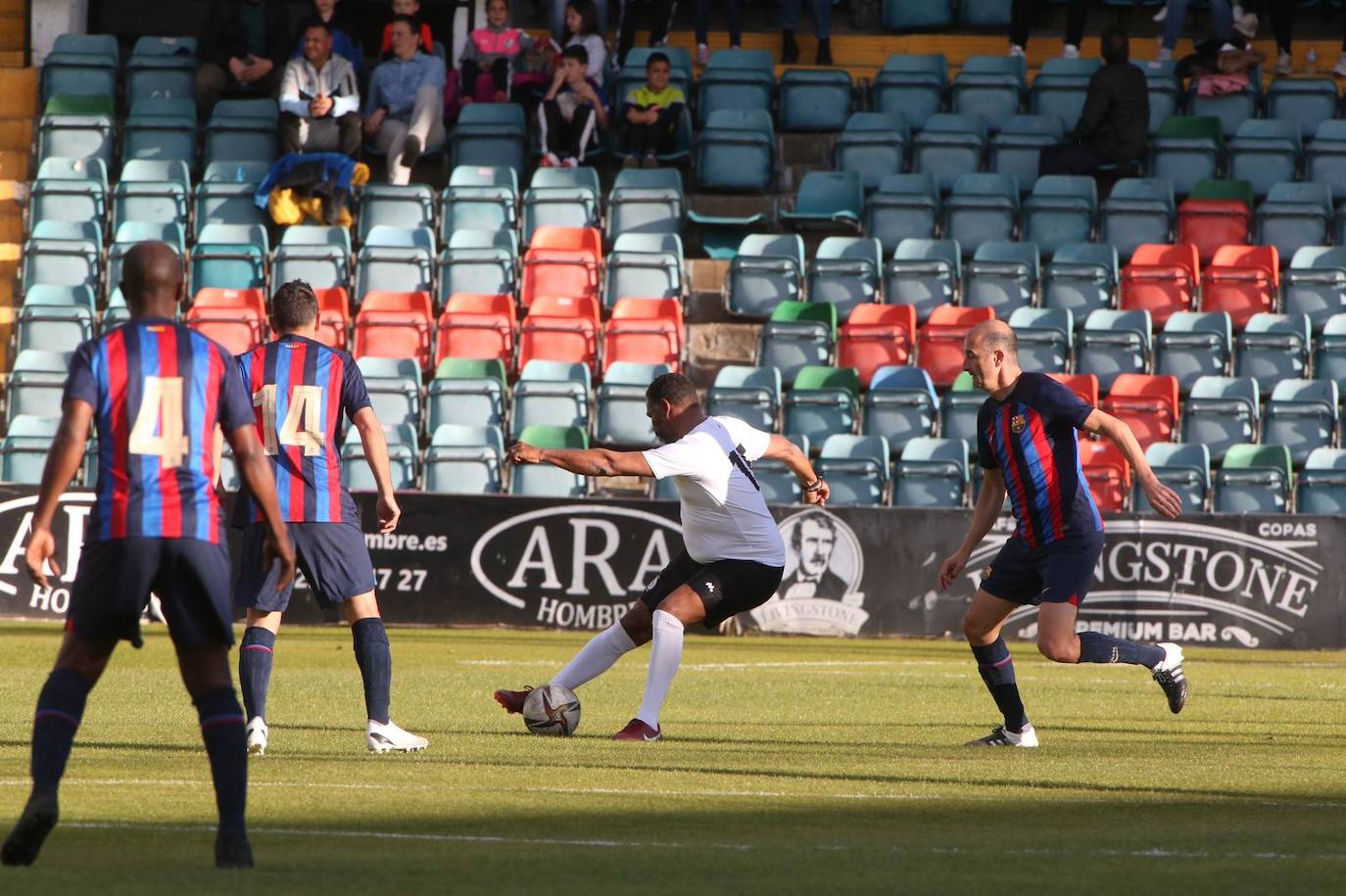 Partido entre veteranos de la UDS y el FC Barcelona por el centenario