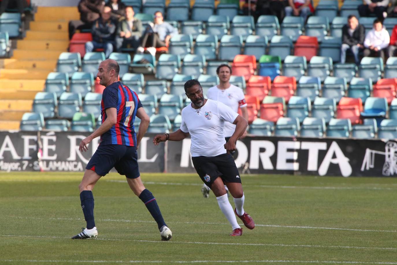 Partido entre veteranos de la UDS y el FC Barcelona por el centenario