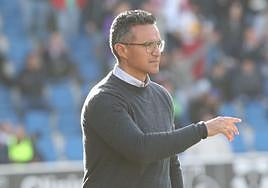 Dani Ponz dando indicaciones en un partido en el Reina Sofía de Unionistas.