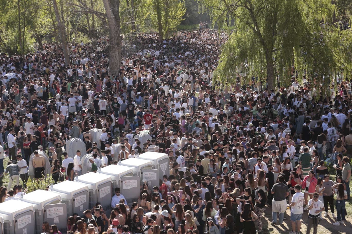 Animada tarde de Lunes de Aguas con algunos incidentes sanitarios