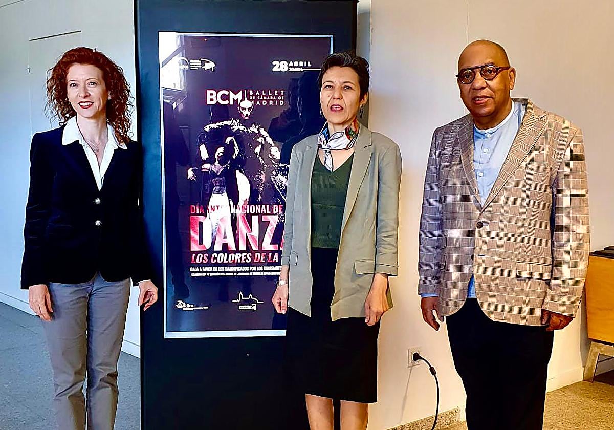 La concejala de Turismo, Ana Suárez, la encargada de negocios de la embajada de Turquía, Ayse Zeybek, y el director del Instituto Superior de Danza 'Alicia Alonso', Alberto García Castaño.