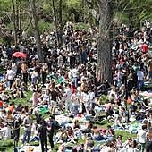 Salamanca se echa al campo para celebrar un primaveral y multitudinario Lunes de Aguas