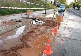 Imagen de la zona en la que se produjo el reventón con la acera precintada
