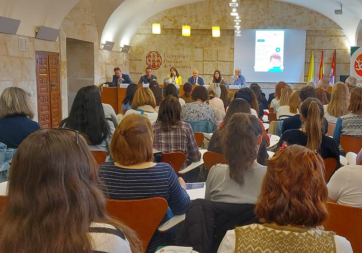 Asistentes en el Aula de Grados de la UPSA, con los participantes en la jornada al fondo.