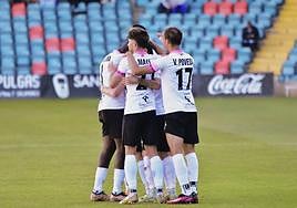 Jugadores del Salamanca UDS haciendo piña en el partido frente al Unami en el Helmántico.