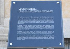 El Centro Internacional del Español coloca placas para «resignificar» los símbolos franquistas de su fachada