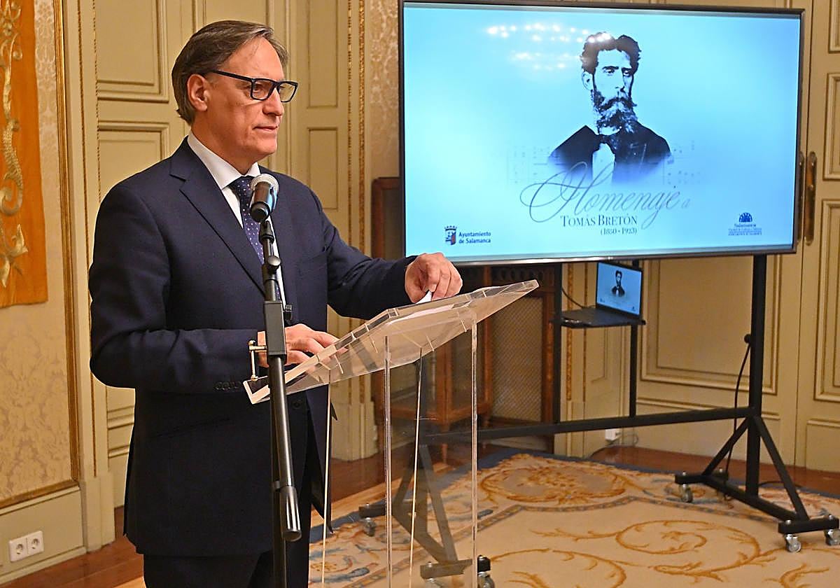 Carlos García Carbayo, alcalde de Salamanca, en la presentación del programa para conmemorar el centenario del fallecimiento de Tomás Bretón.