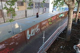 Estructuras tubulares de andamio formando una pasarela con el suelo de paneles de aglomerado