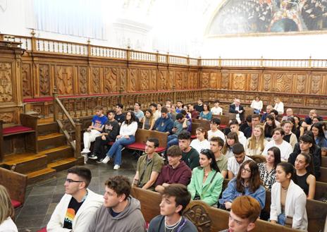 Imagen secundaria 1 - Luis de Vega recibe el Premio &#039;María Teresa Aubach&#039; de Comunicación 2023