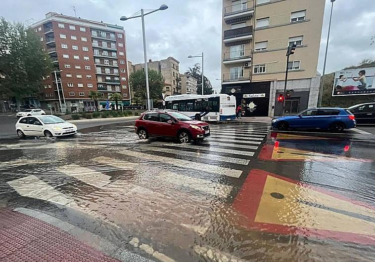 Un potente reventón en el paseo de la Estación deja sin agua parte de Comuneros
