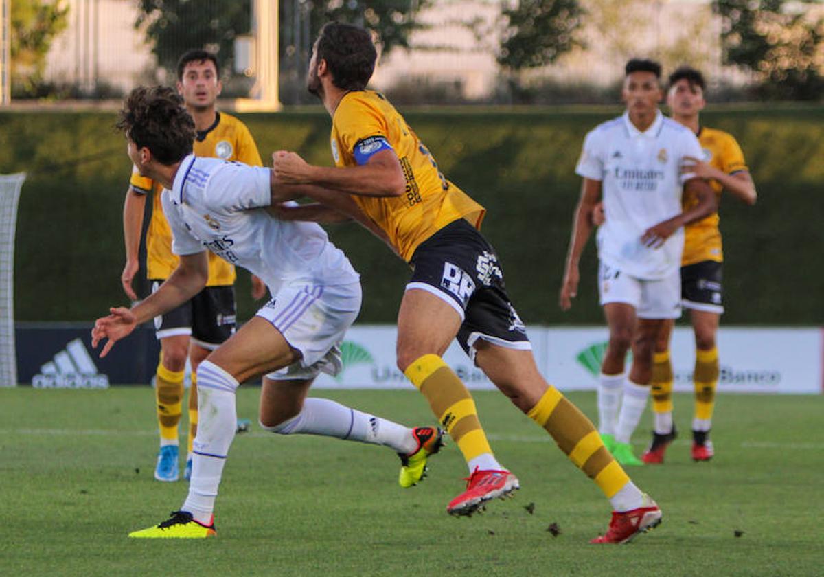 Una acción del partido de la primera vuelta entre el Castilla y Unionistas.