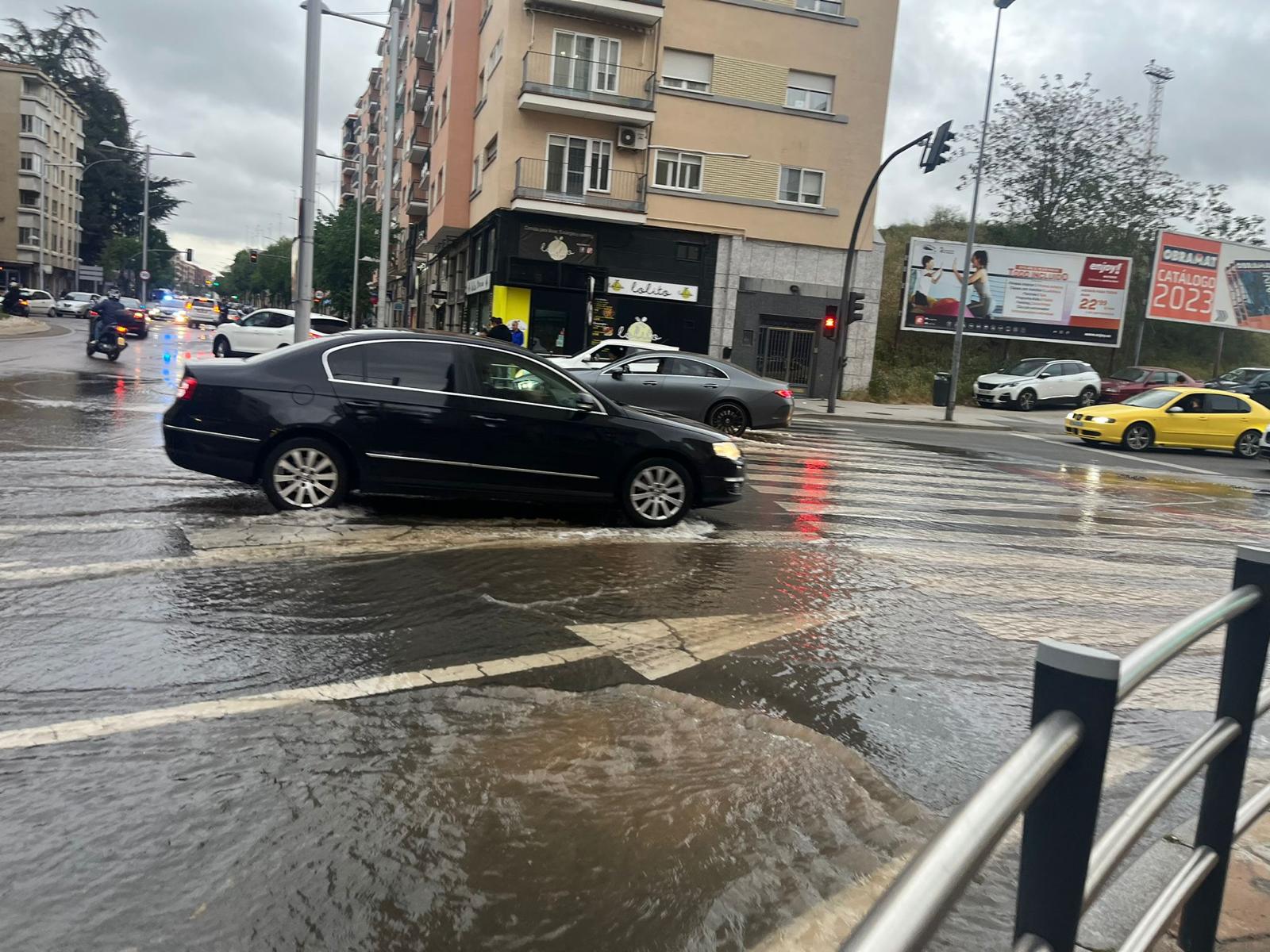 Un reventón anega parte del paseo de la Estación