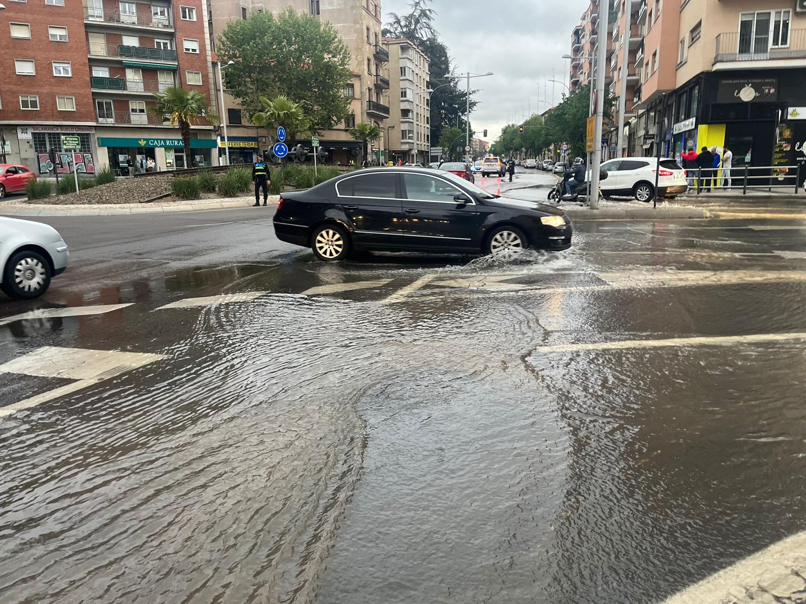 Un reventón anega parte del paseo de la Estación