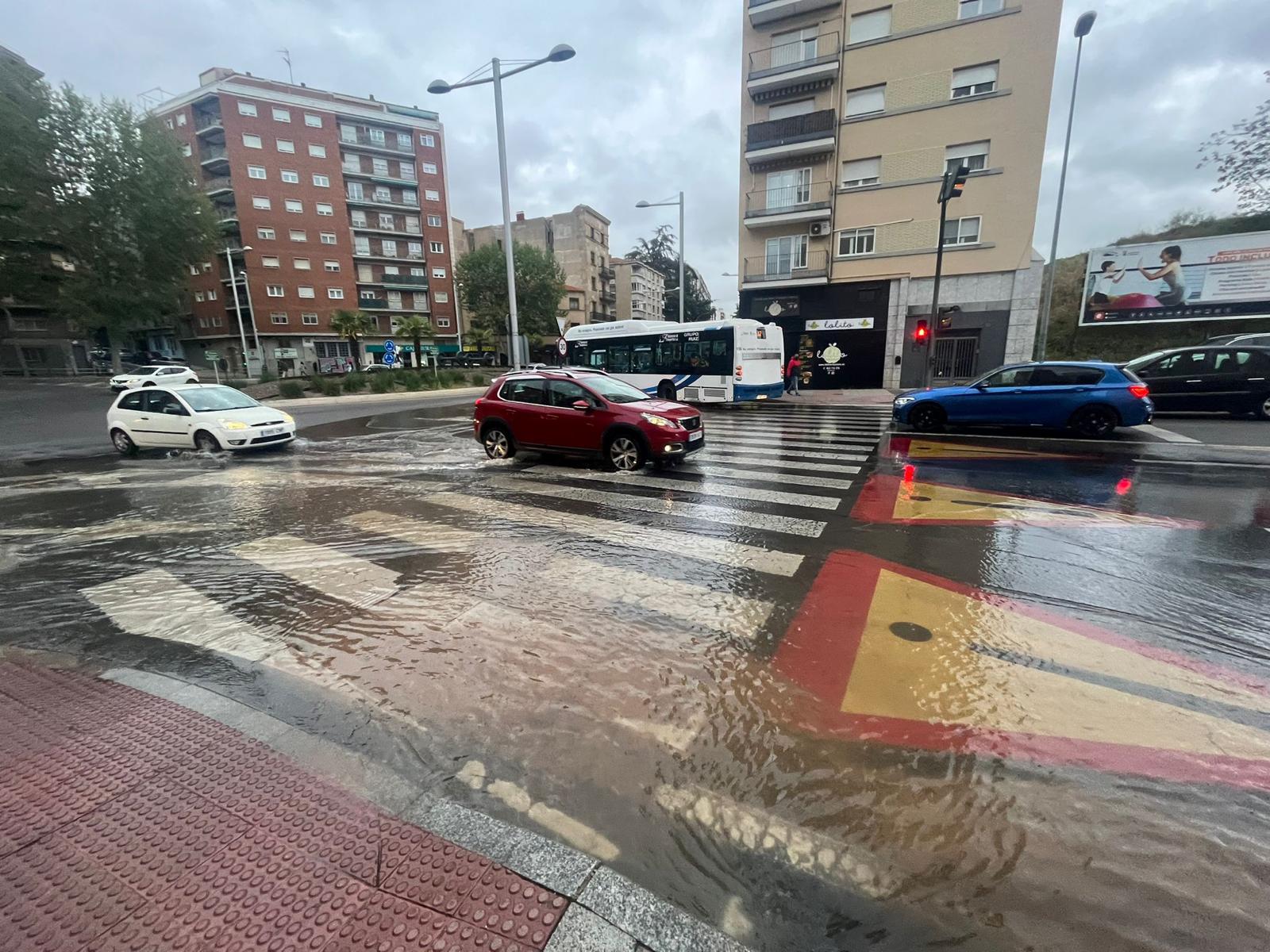 Un reventón anega parte del paseo de la Estación