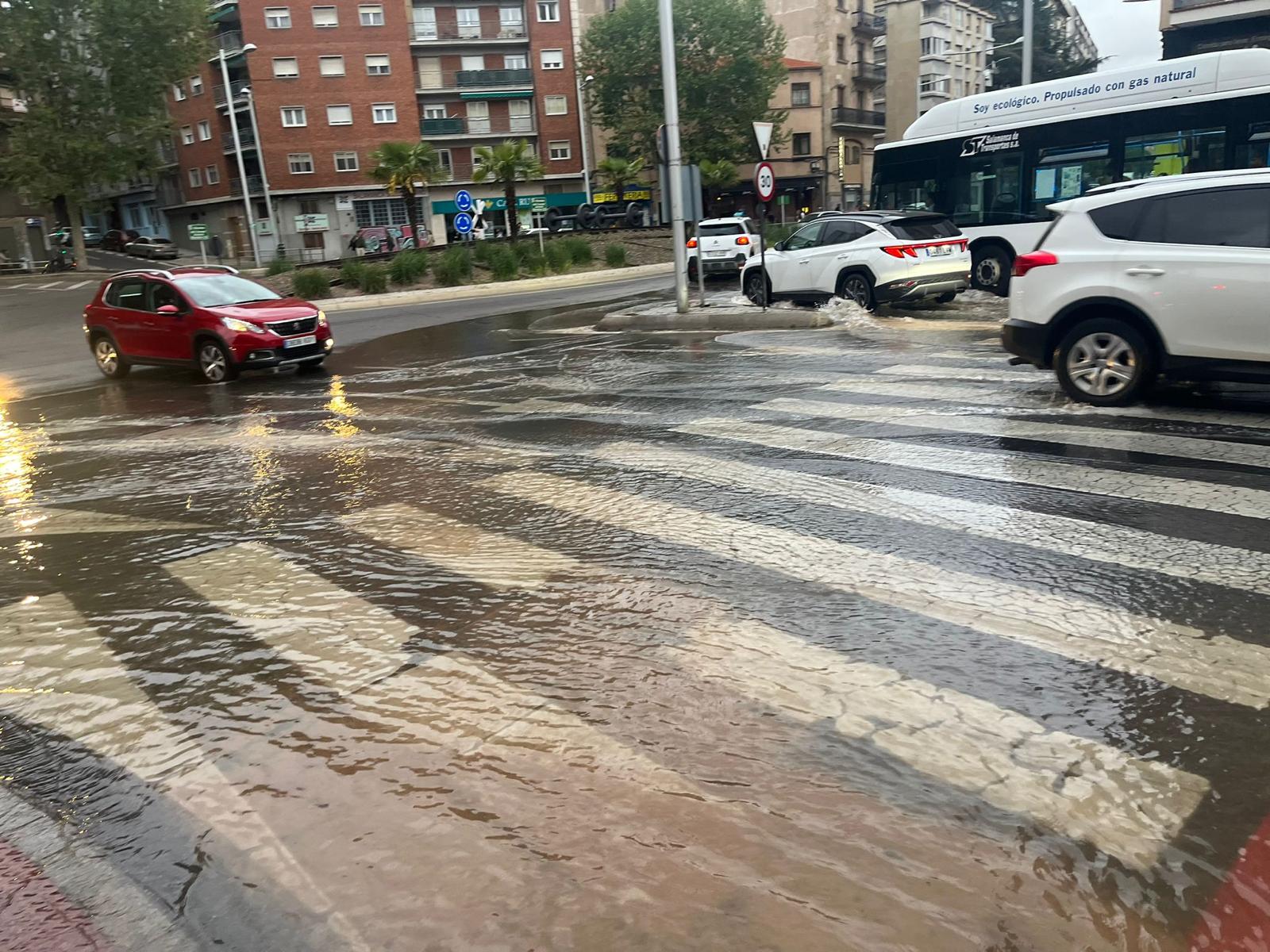 Un reventón anega parte del paseo de la Estación