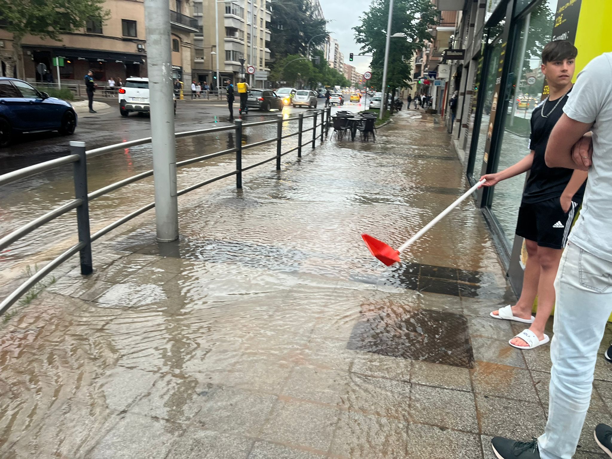 Un reventón anega parte del paseo de la Estación