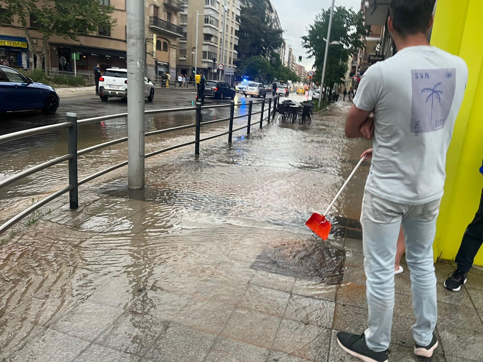 Un reventón anega parte del paseo de la Estación