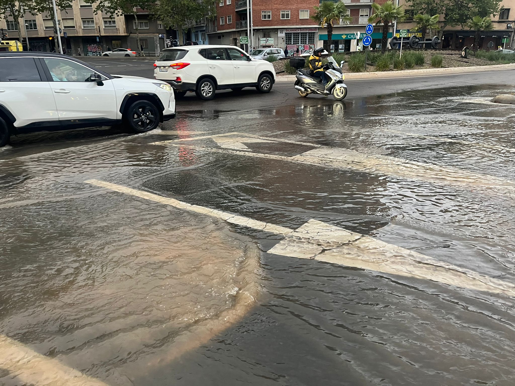 Un reventón anega parte del paseo de la Estación