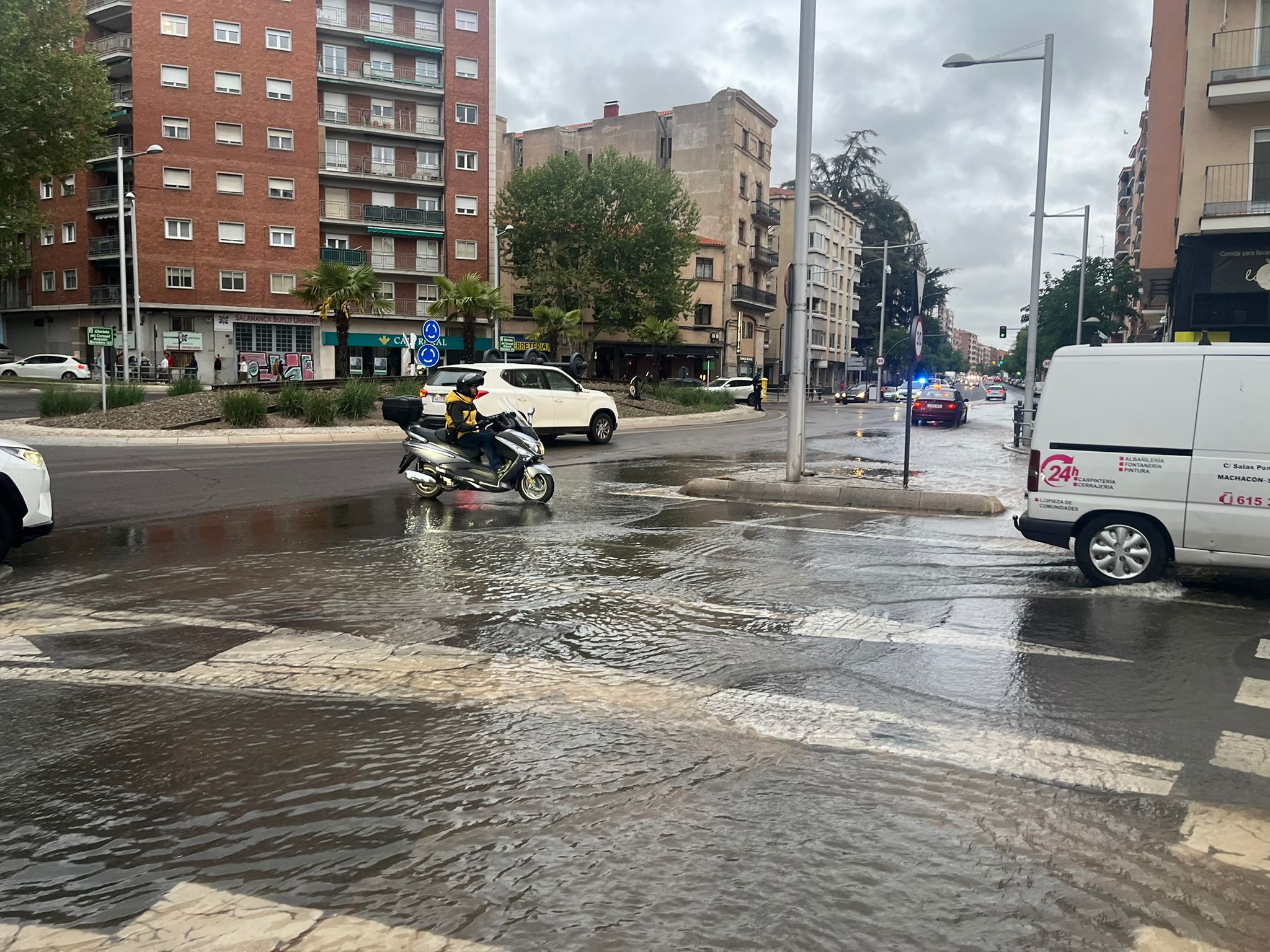 Un reventón anega parte del paseo de la Estación