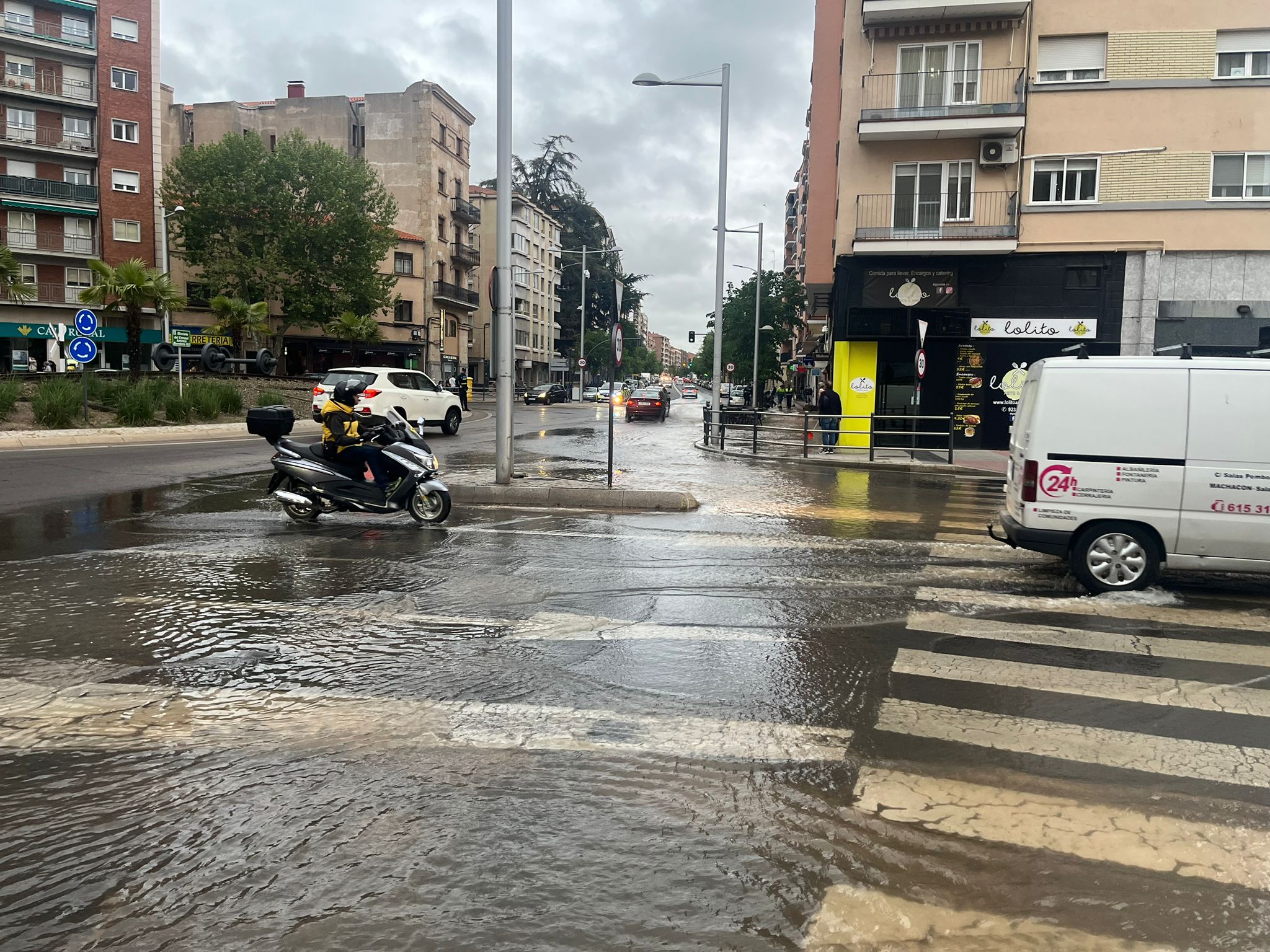 Un reventón anega parte del paseo de la Estación