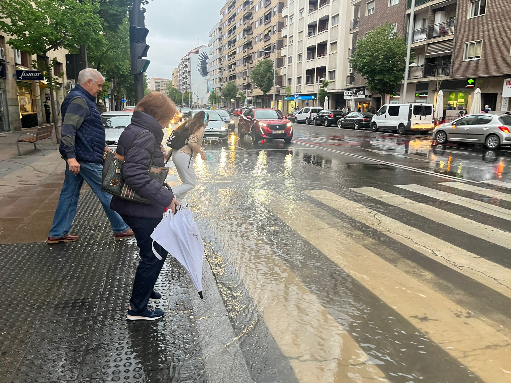 Un reventón anega parte del paseo de la Estación