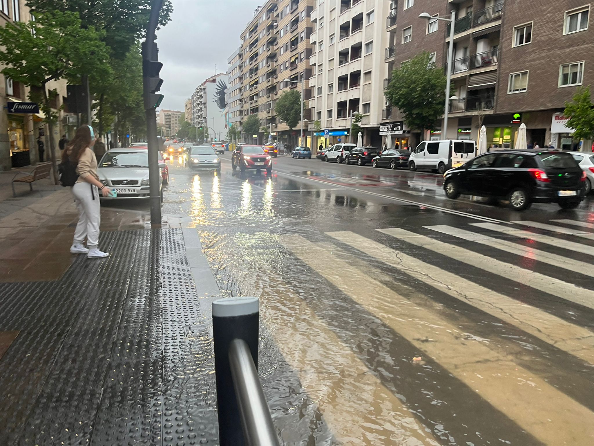 Un reventón anega parte del paseo de la Estación