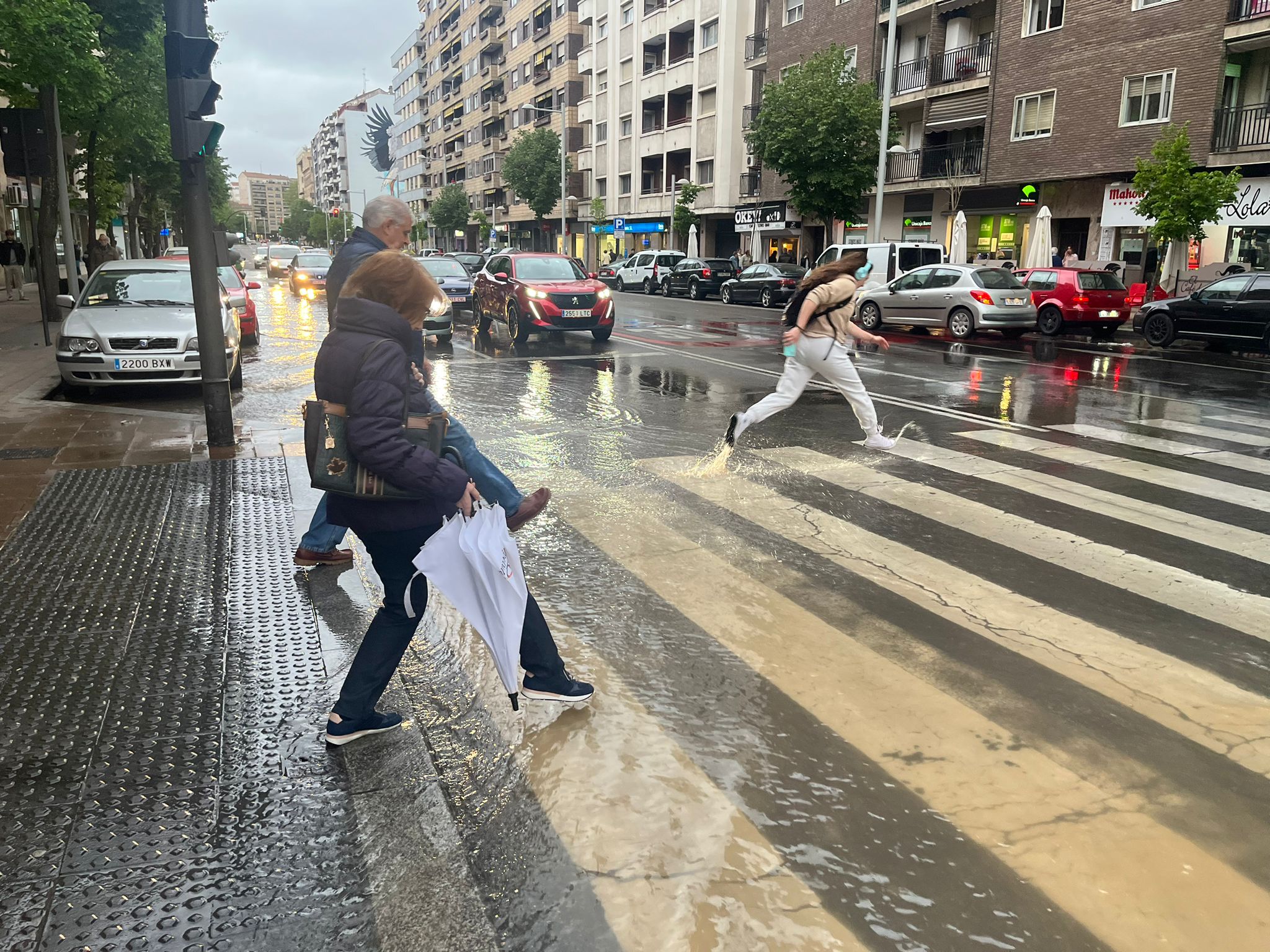 Un reventón anega parte del paseo de la Estación