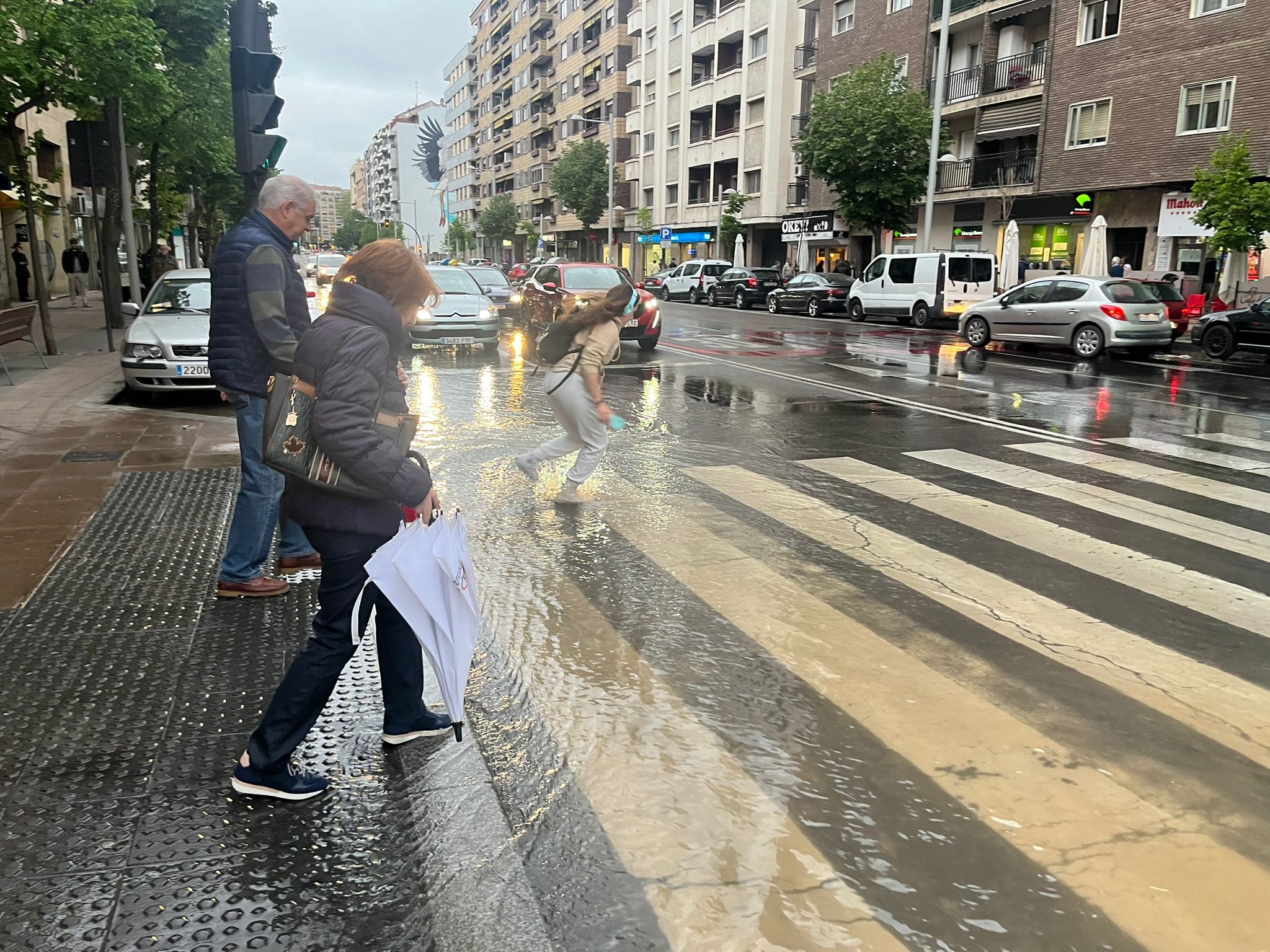 Un reventón anega parte del paseo de la Estación