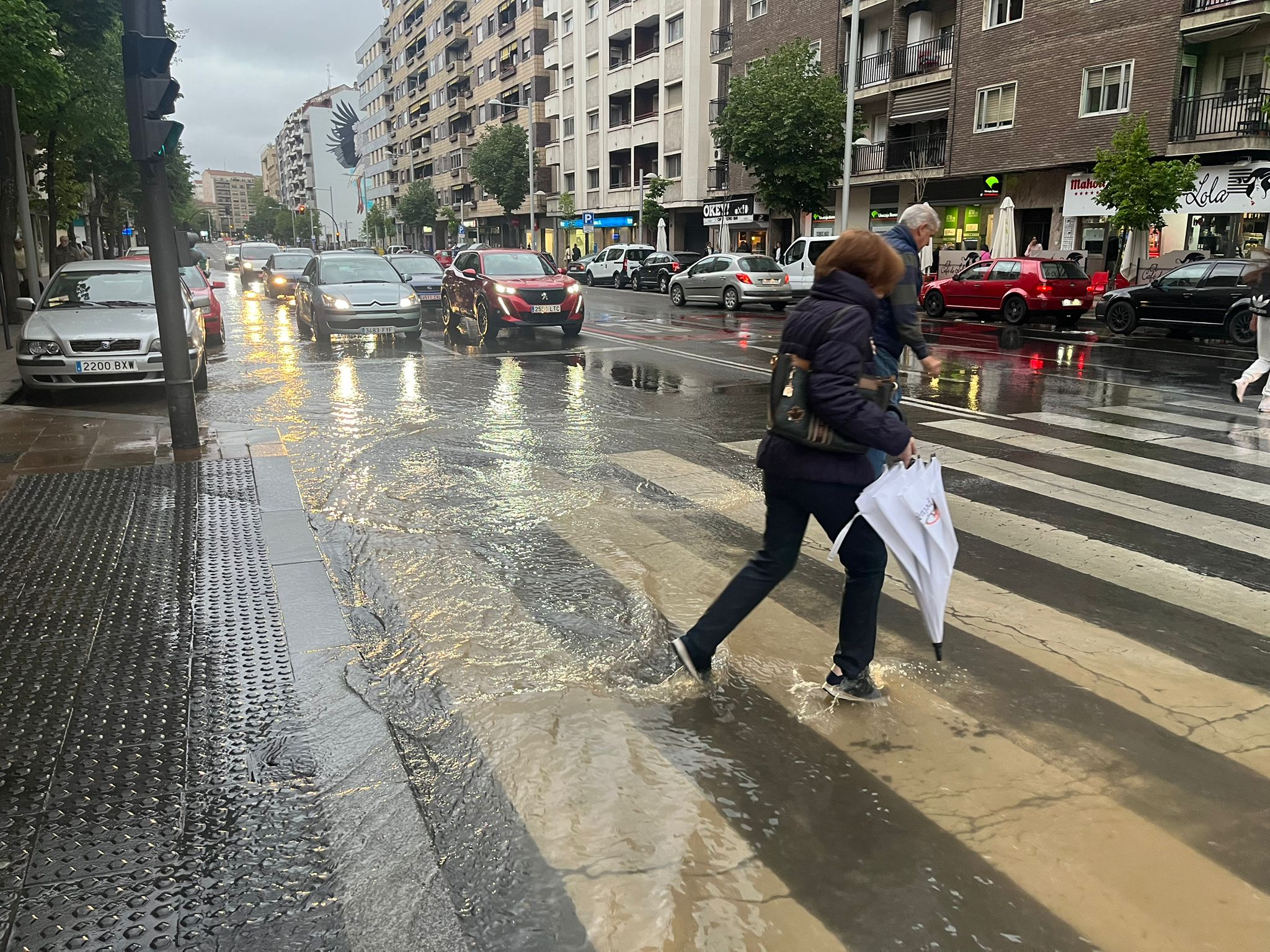 Un reventón anega parte del paseo de la Estación